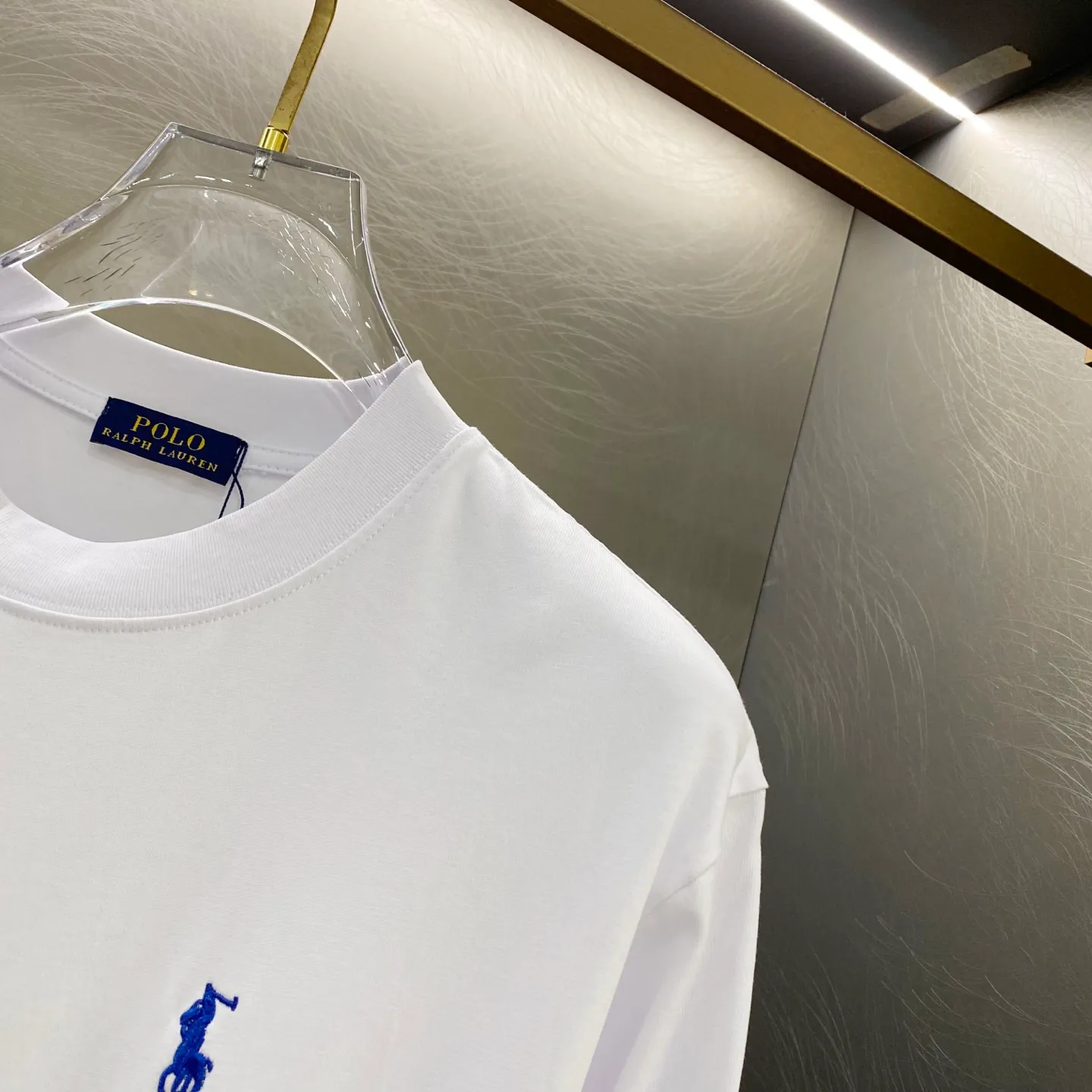 P230 Ralph Lauren new model is on the market 25ss 350G heavy washed frayed high-end embroidered long sleeves with small logo on the front and cut patch embroidery on the back for couples. A high-end simple style that you will never get tired of. Pocket patch embroidery simple style, high-end temperament wear, perfect detail processing 💯 The classic logo logo on the upper body is super good-looking. Fabric: 300g Version: Loose T-shirt Color: Black White